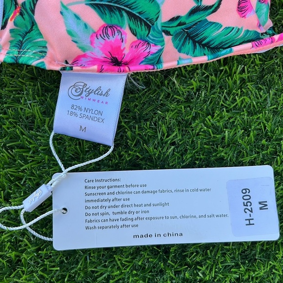 STYLISH SWIMWEAR Bikini Top size medium - Picture 4 of 6